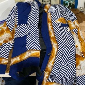 Blue white brown women’s blazer size extra large with front pockets and beagles